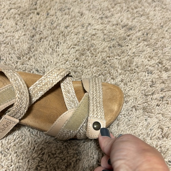Women’s Taos Sandals.  Tan on color. Size 5-5.5. (36) - Picture 6 of 9